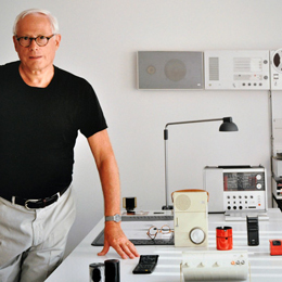 Dieter Rams temidden van een aantal van zijn ontwerpen - klik aan voor een vergroting