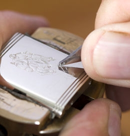 een meester-graveur van Jaeger-LeCoultre aan het werk