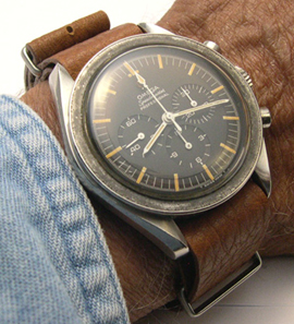 een NATO-band van leer aan een Speedmaster