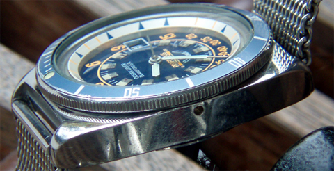 het gaatje in de kast waardoor het water het horloge kan binnendringen